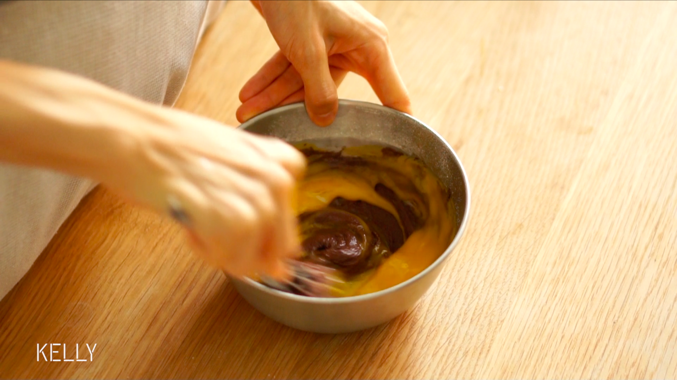 不消泡的巧克力戚風胚/「戚風及其衍生」烘焙視訊蛋糕篇2的做法 步骤7