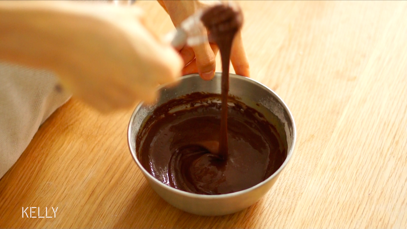 不消泡的巧克力戚風胚/「戚風及其衍生」烘焙視訊蛋糕篇2的做法 步骤8