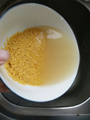 小米海蔘粥的做法 步骤1