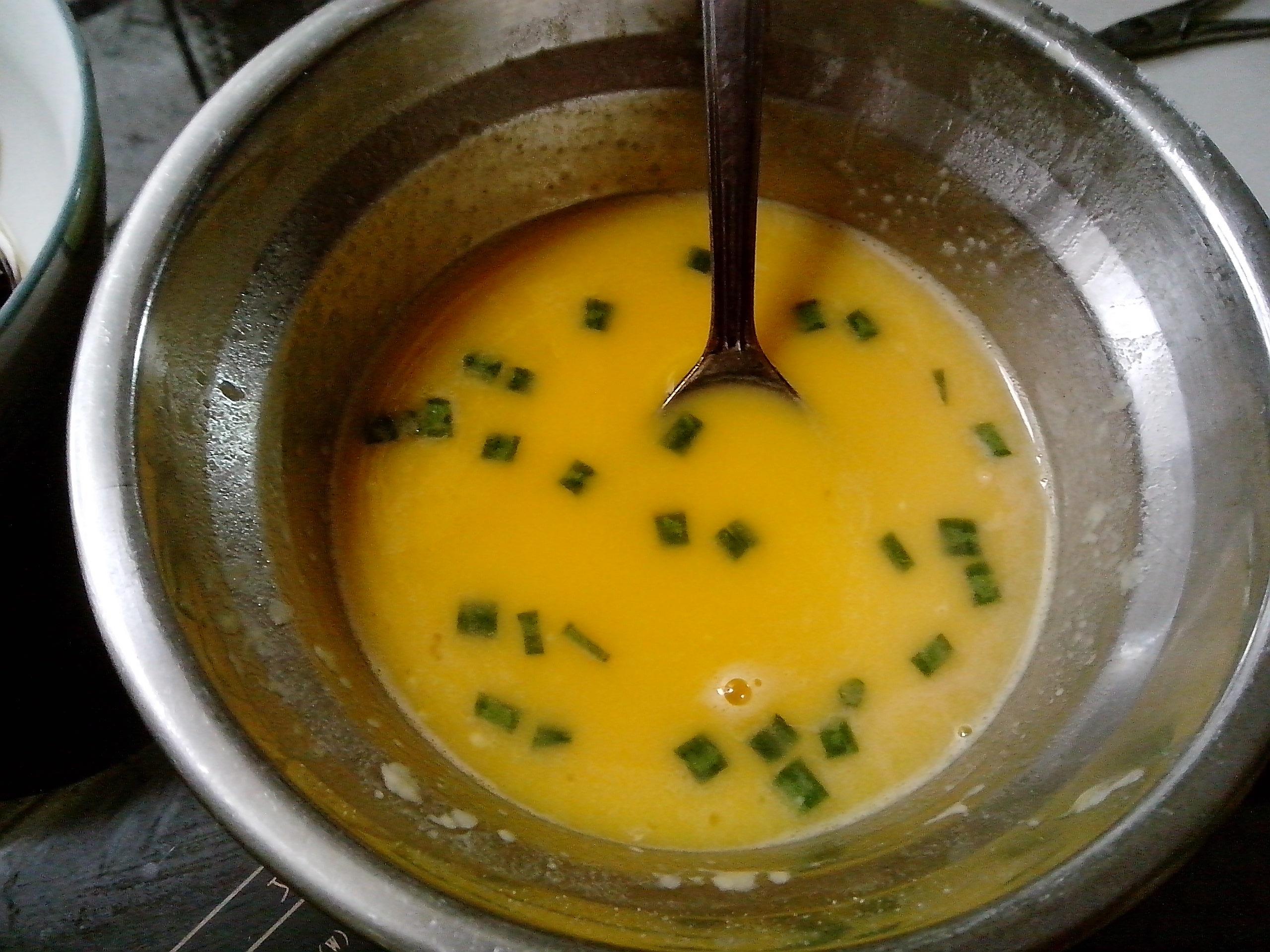 油條肉香被蛋卷的做法 步骤3