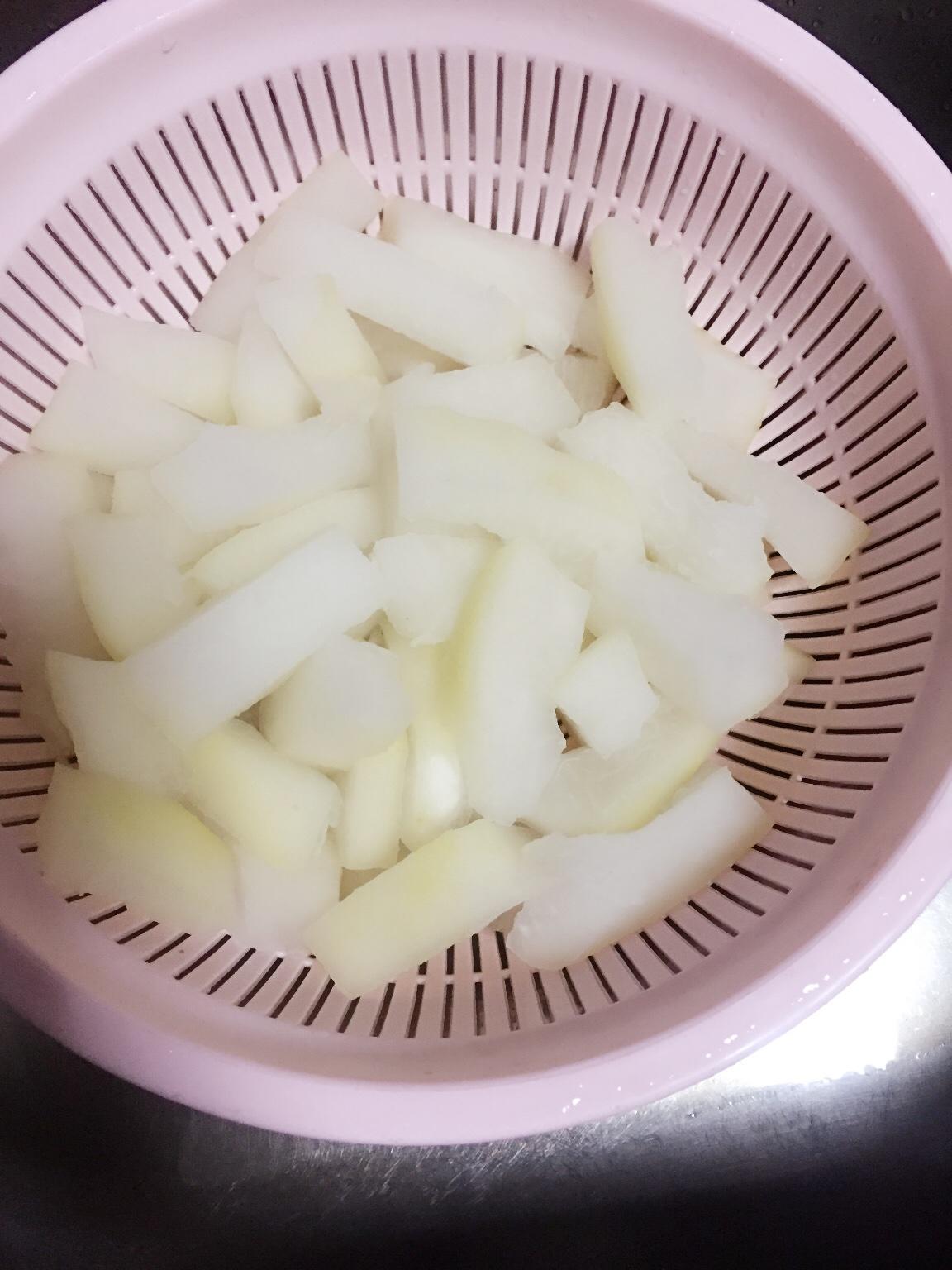 豉汁燜柚子皮的做法 步骤2