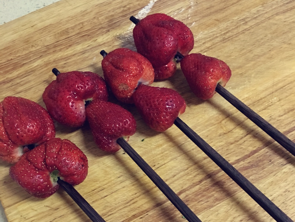 草莓冰糖葫蘆兒的做法 步骤2