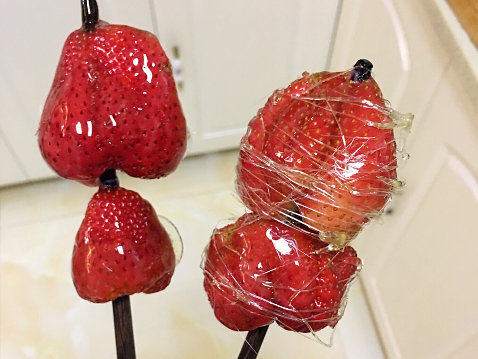 草莓冰糖葫蘆兒的做法 步骤7