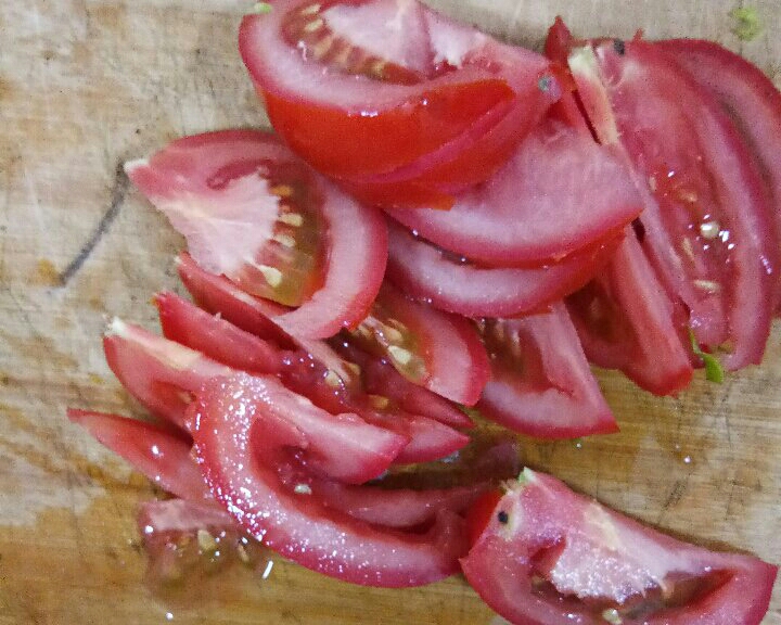番茄炒水蕨菜的做法 步骤2