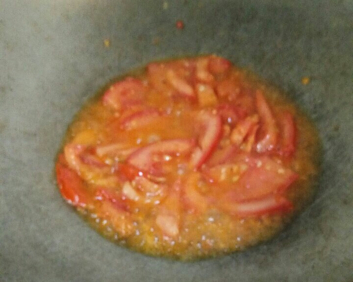 番茄炒水蕨菜的做法 步骤4