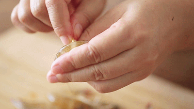 蝦最美味的吃法必須是這個——蒜蓉蒸蝦（多動圖，孔瑤的食譜）的做法 步骤3