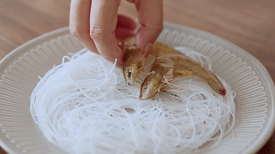 蝦最美味的吃法必須是這個——蒜蓉蒸蝦（多動圖，孔瑤的食譜）的做法 步骤4