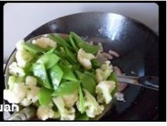 魷魚頭炒花菜的做法 步骤10