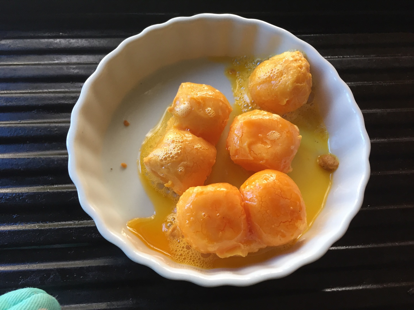 鹹蛋茄子莜麪大蒸餃的做法 步骤1