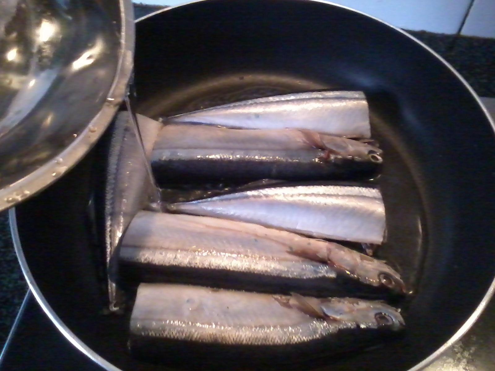 香煎秋刀魚（無油減肥版！）的做法 步骤2