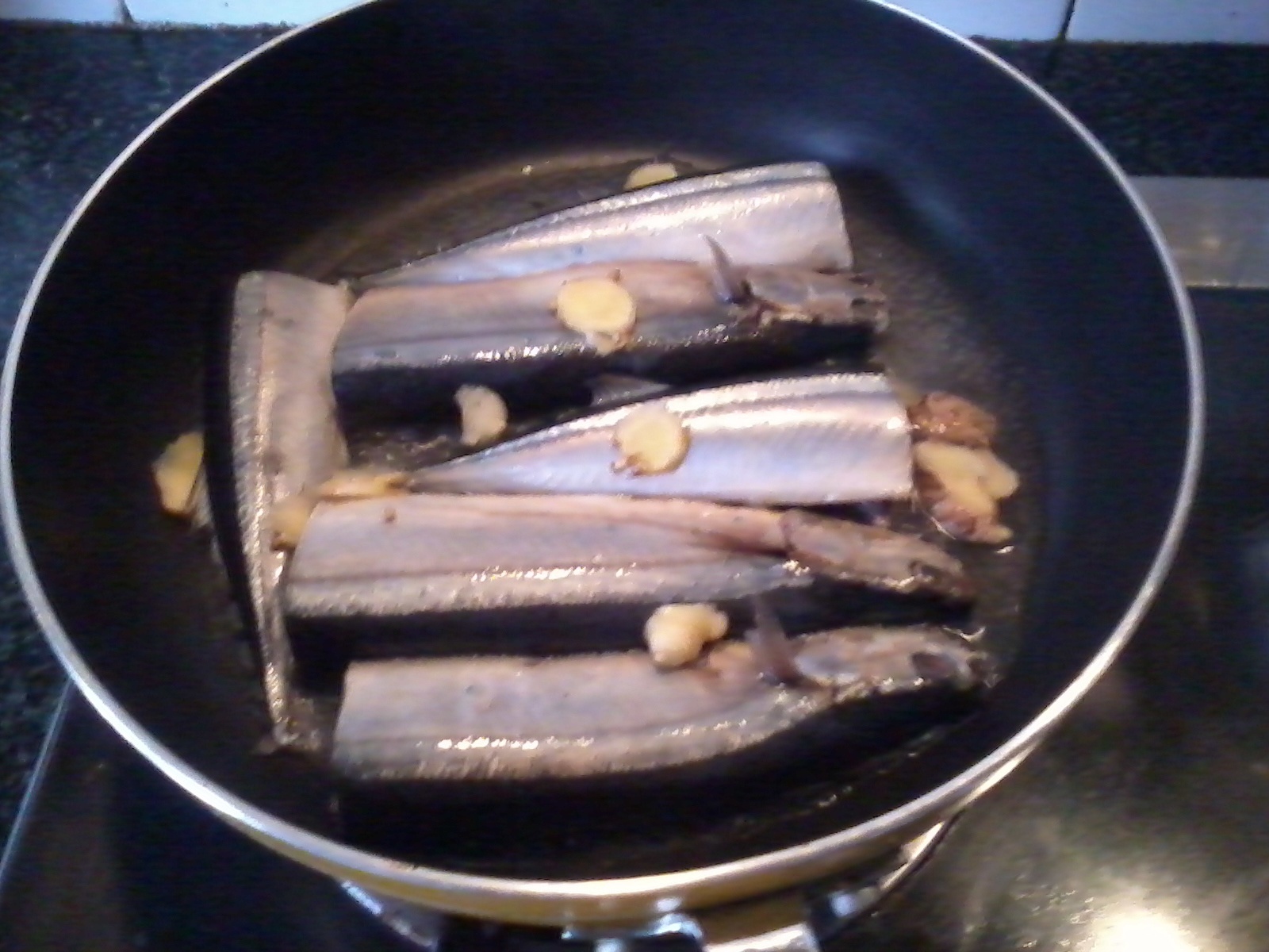香煎秋刀魚（無油減肥版！）的做法 步骤3