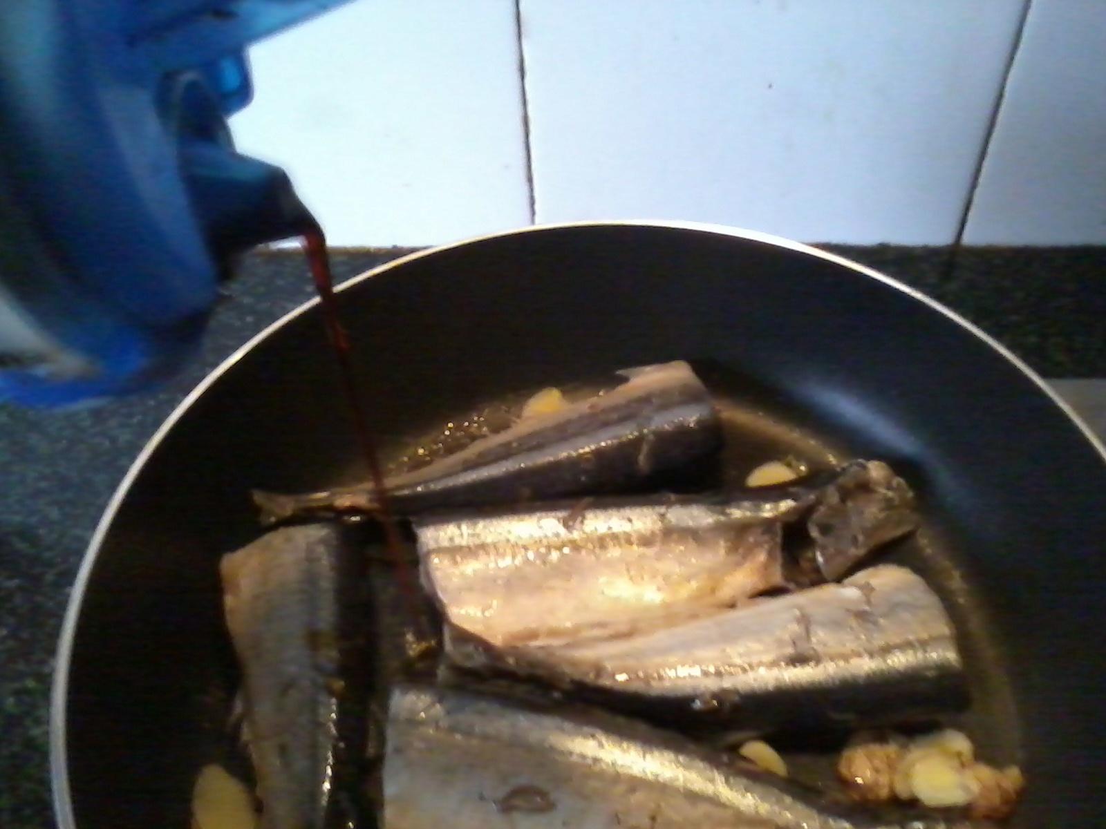 香煎秋刀魚（無油減肥版！）的做法 步骤4
