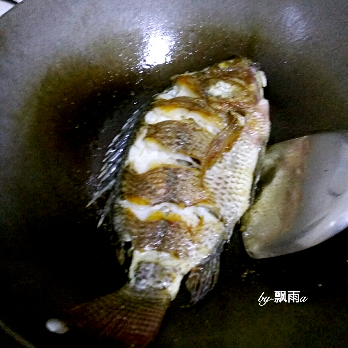 蔥姜紅燜魚（附煎魚入味又不破皮的小訣竅）的做法 步骤4