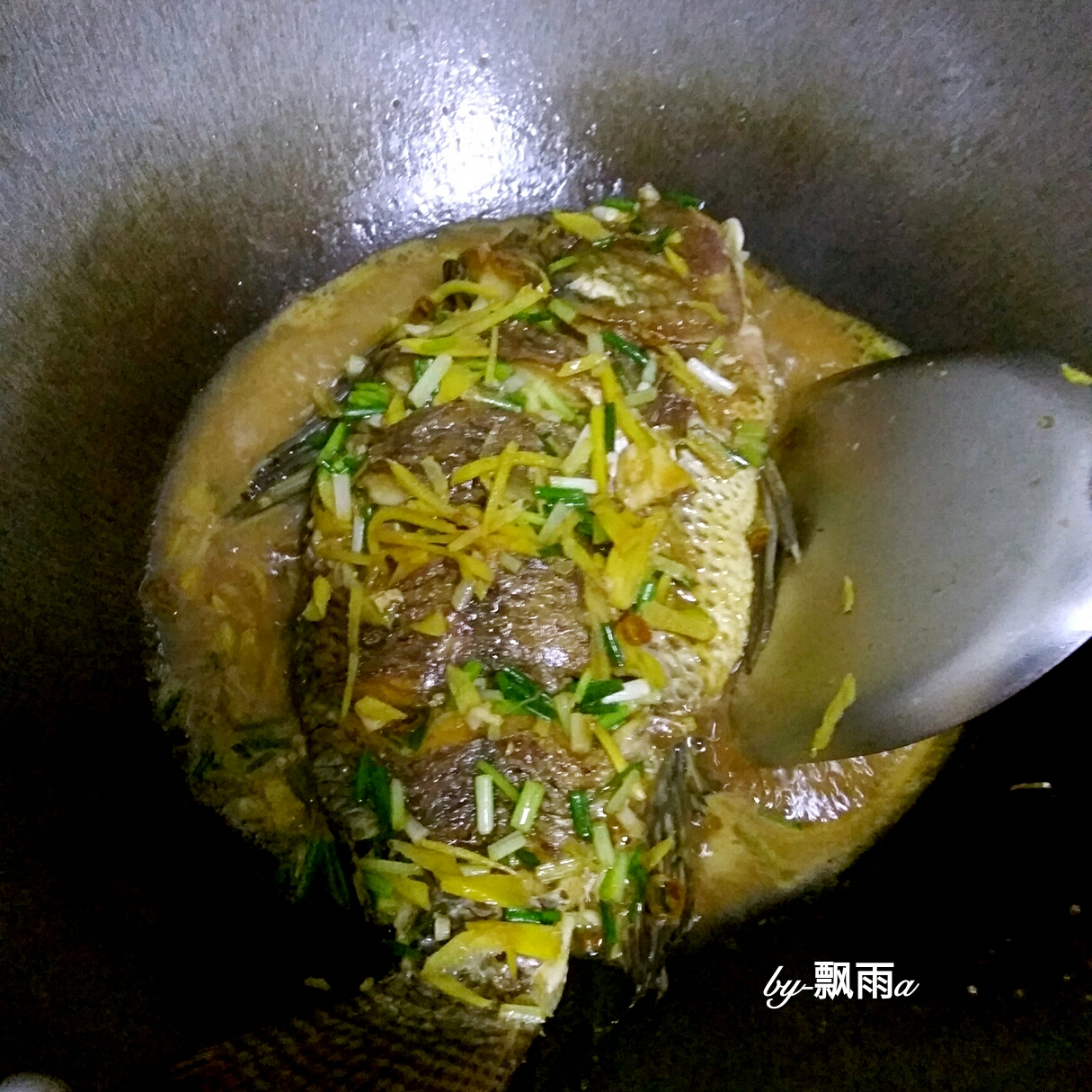 蔥姜紅燜魚（附煎魚入味又不破皮的小訣竅）的做法 步骤5