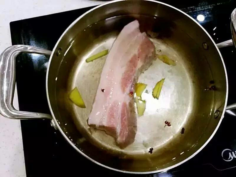教你做下酒小菜——蒜泥白肉的做法 步骤2