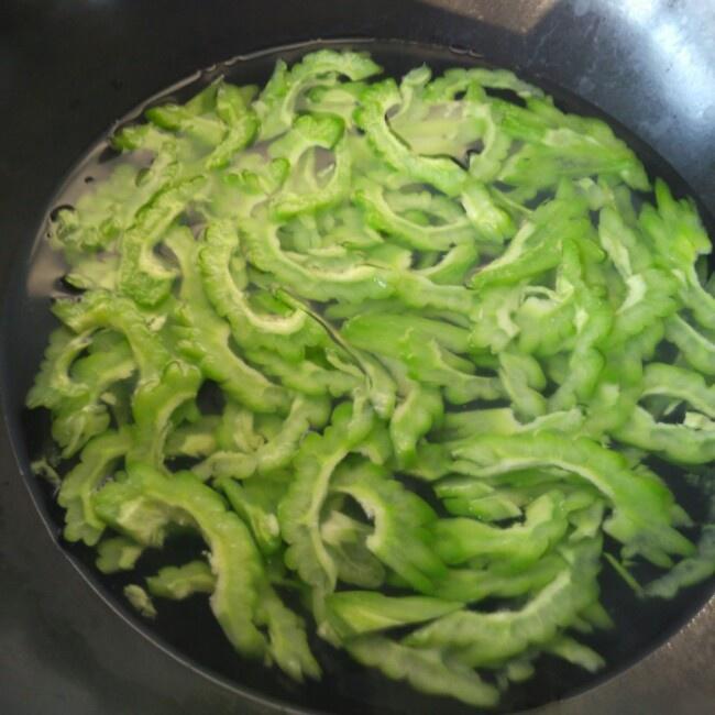 清熱去火的夏季小菜——清拌苦瓜的做法 步骤2