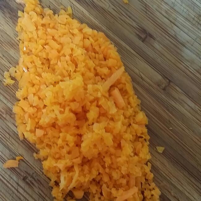 胡蘿蔔雞蛋餅的做法 步骤1