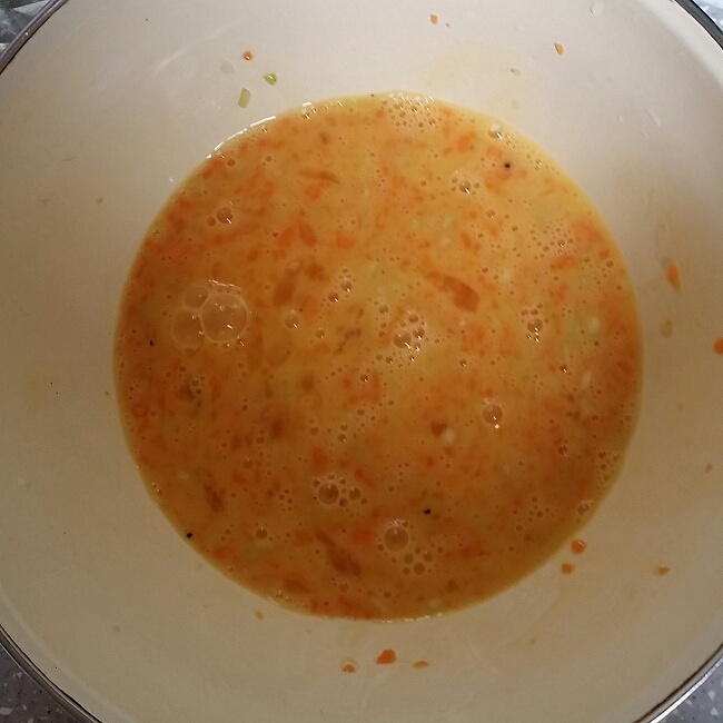 胡蘿蔔雞蛋餅的做法 步骤2