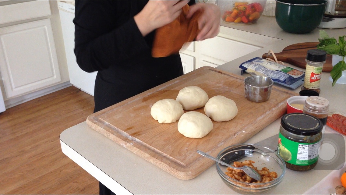 【視訊】手工揉披薩麪糰//瑪格麗特披薩的做法 步骤5