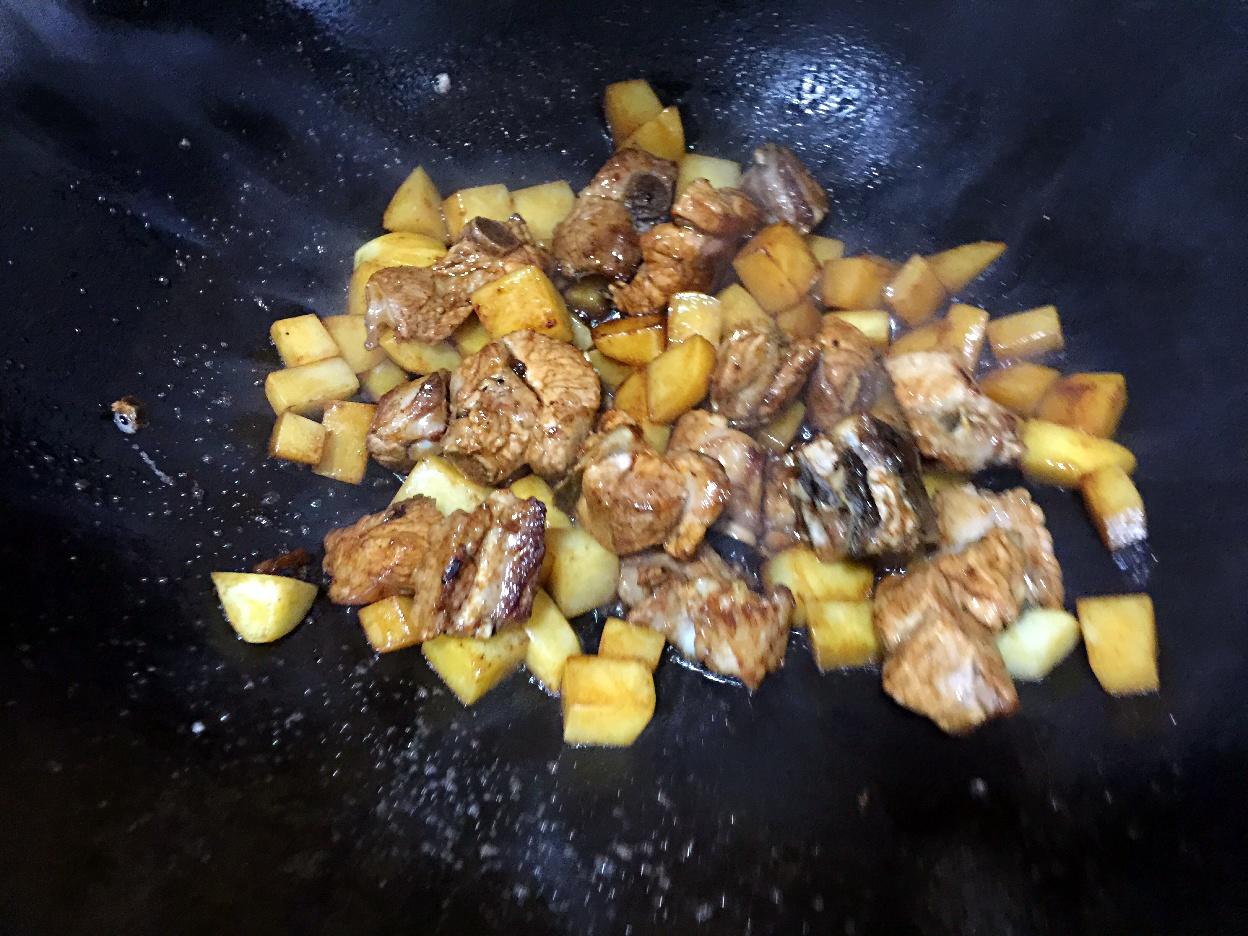 老丁的私房菜-土豆排骨燜飯的做法 步骤7