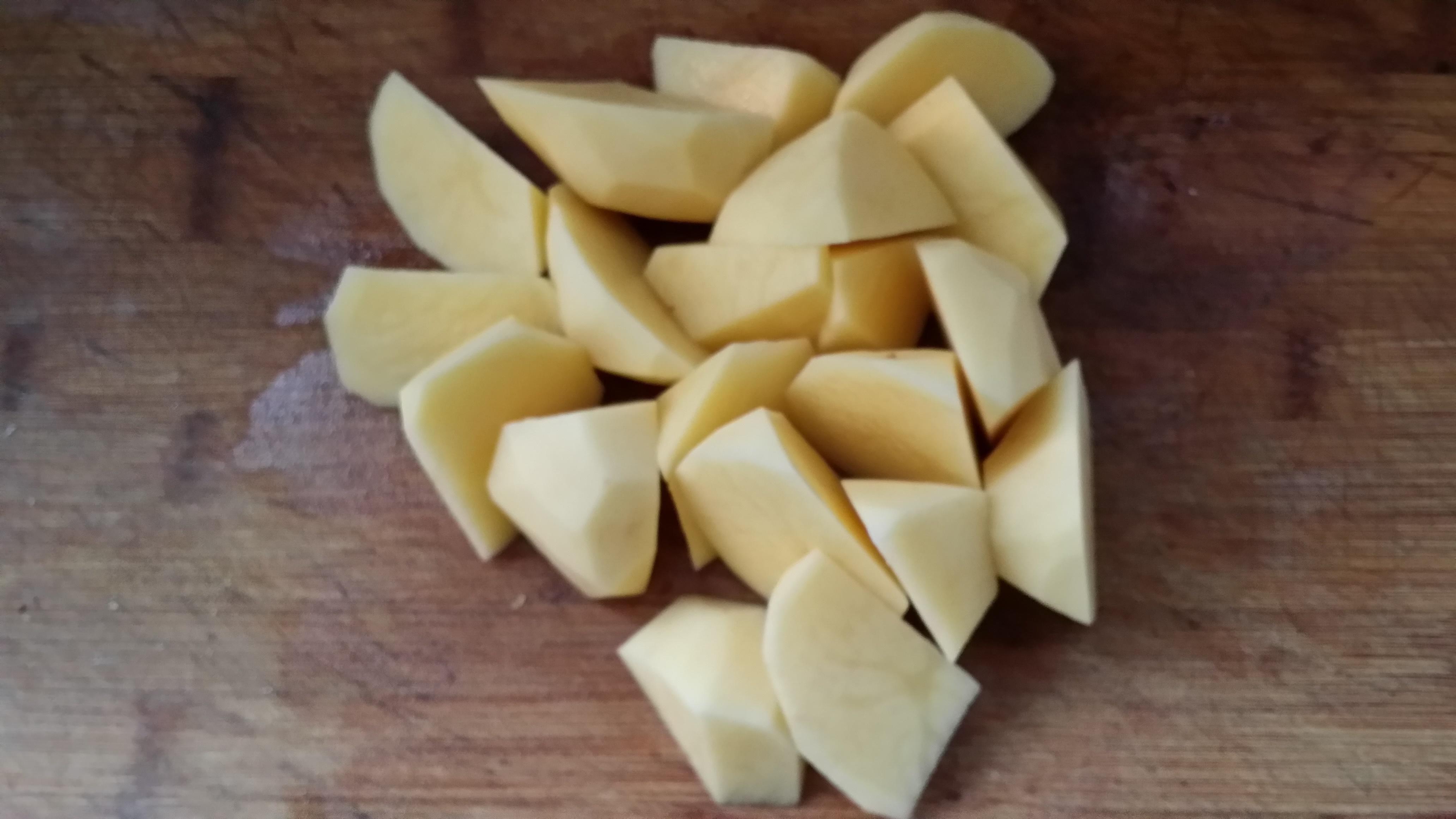 家常版紅燒雞翅土豆的做法 步骤2