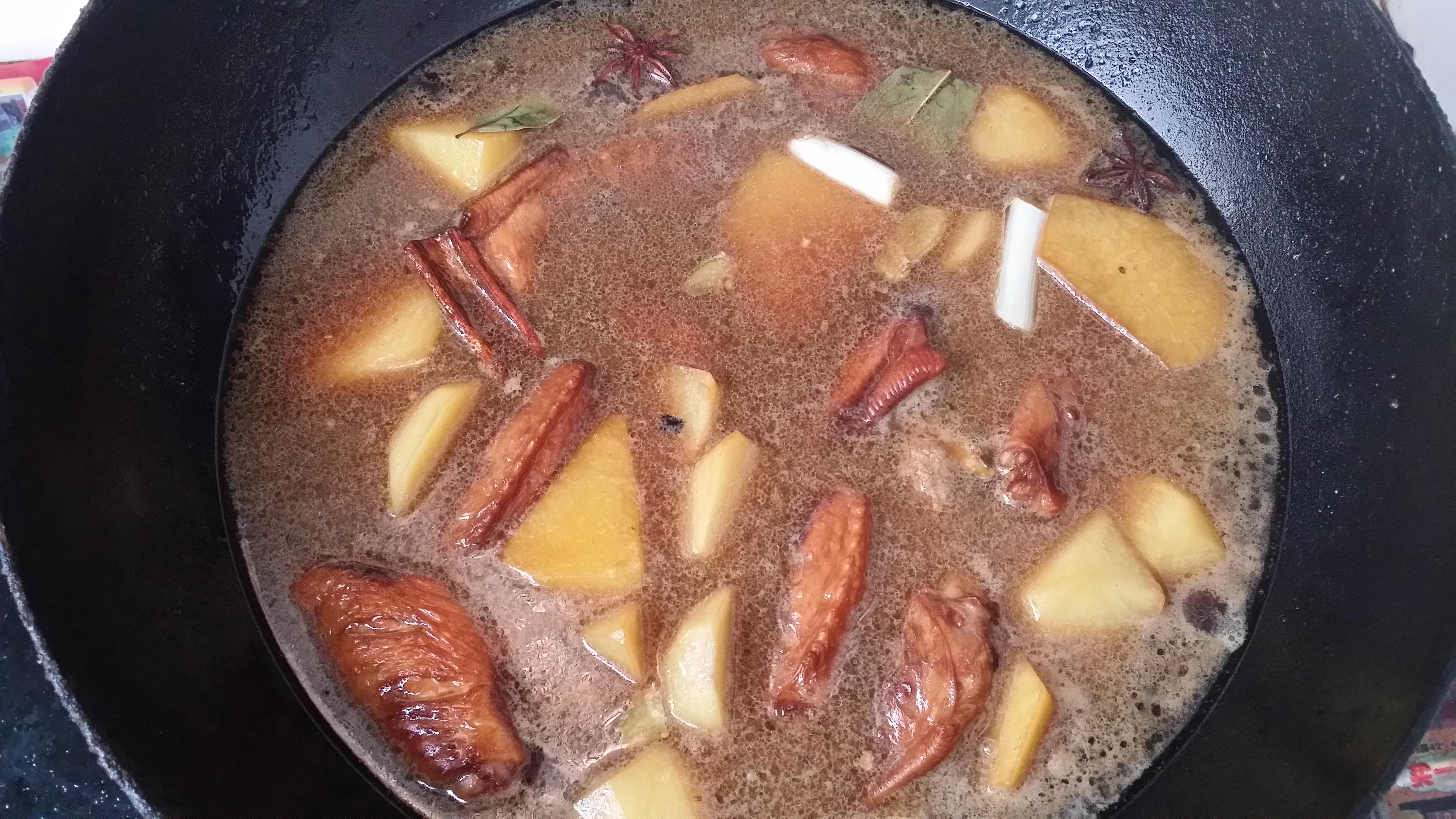 家常版紅燒雞翅土豆的做法 步骤6