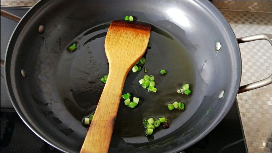 酸菜燉豬骨的做法 步骤6