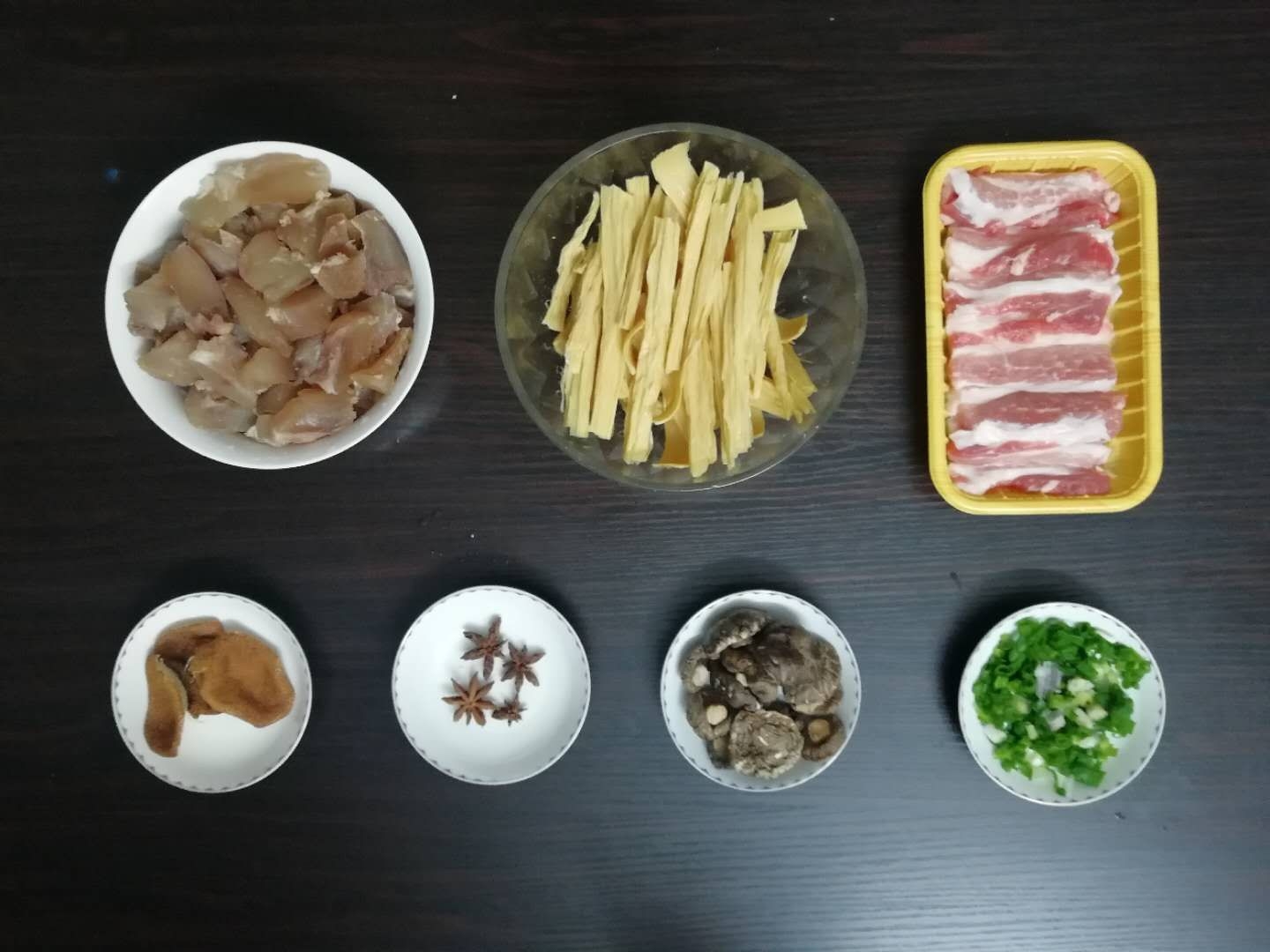 牛筋腐竹五花肉砂鍋煲的做法 步骤2
