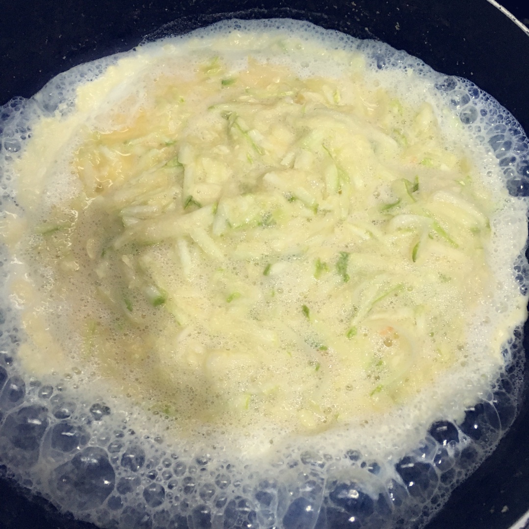 奶香西葫蘆炒蛋（無油）的做法 步骤3
