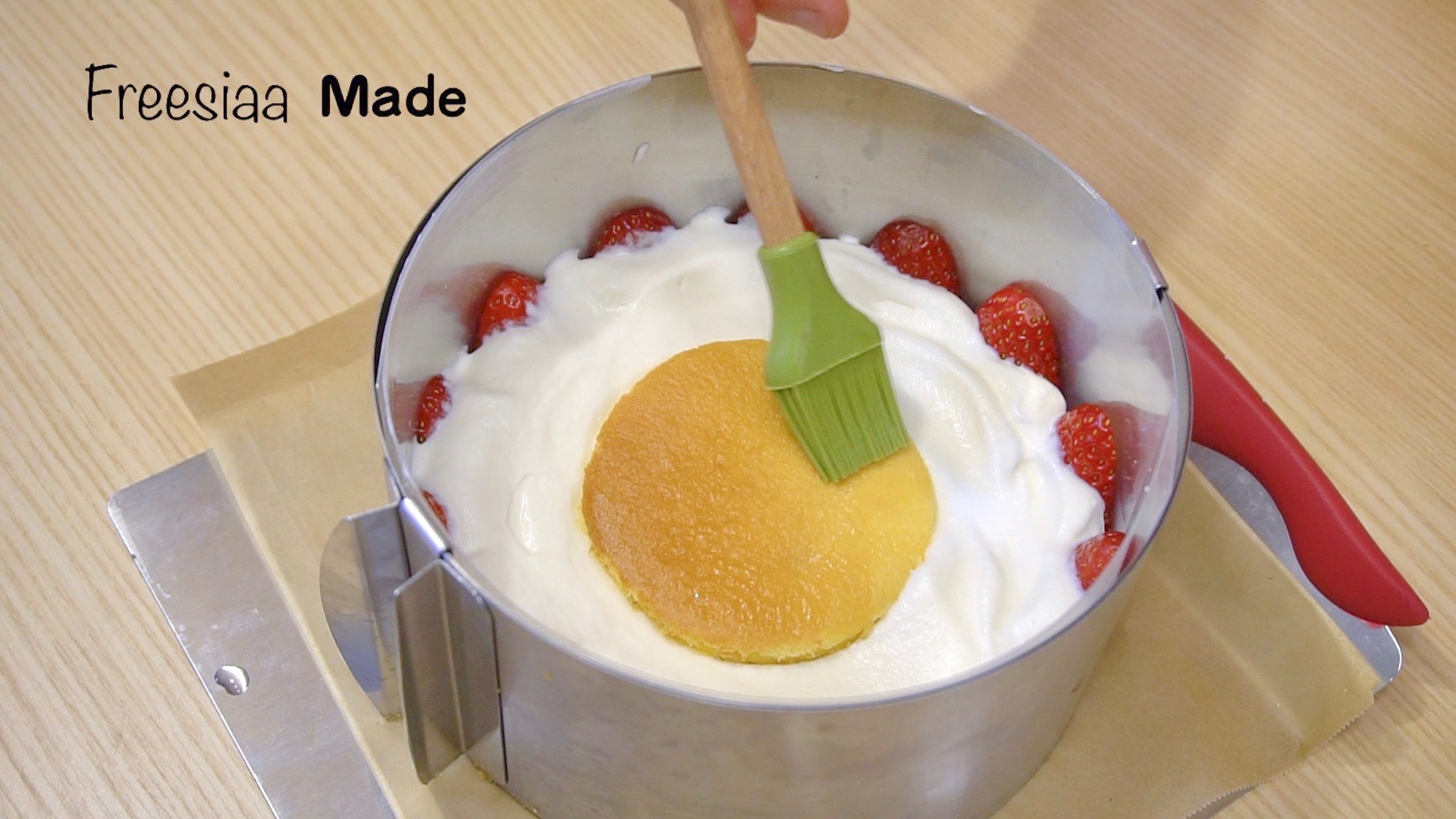【視訊】草莓慕斯蛋糕～抓住草莓季的尾巴的做法 步骤16