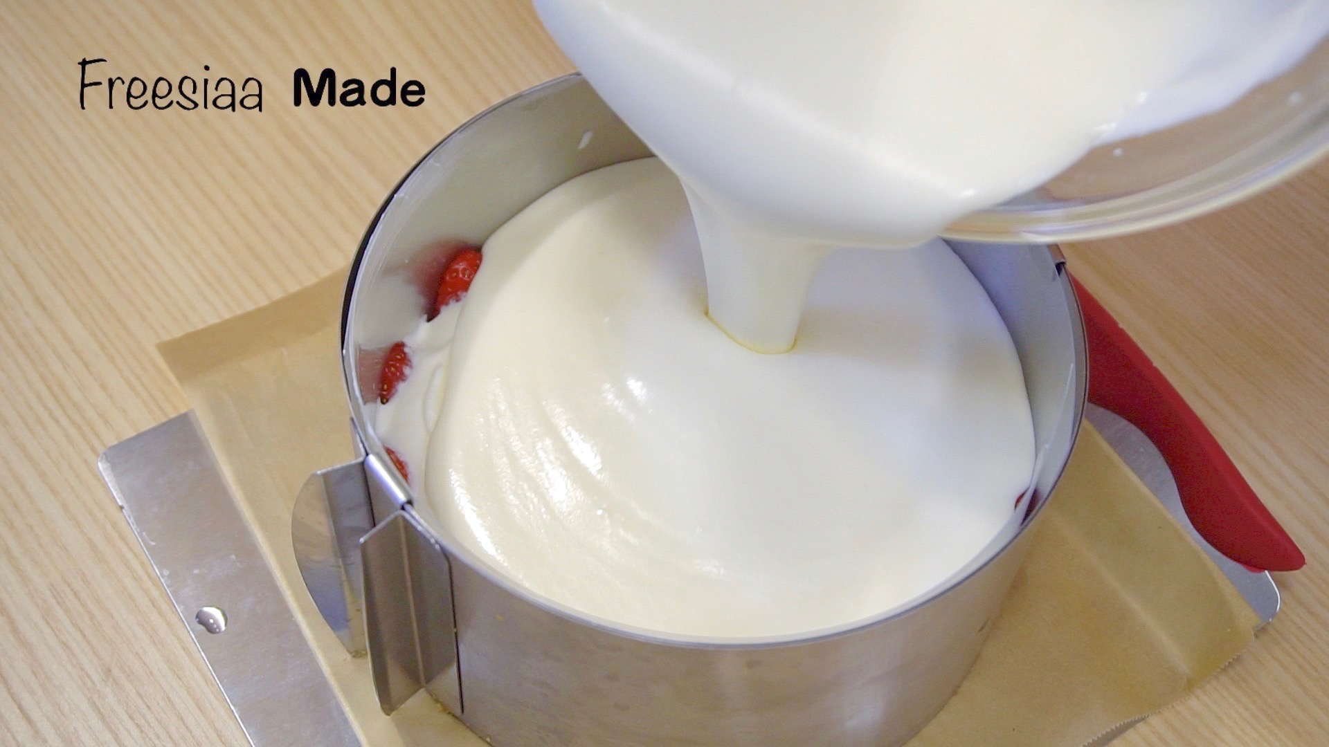 【視訊】草莓慕斯蛋糕～抓住草莓季的尾巴的做法 步骤17