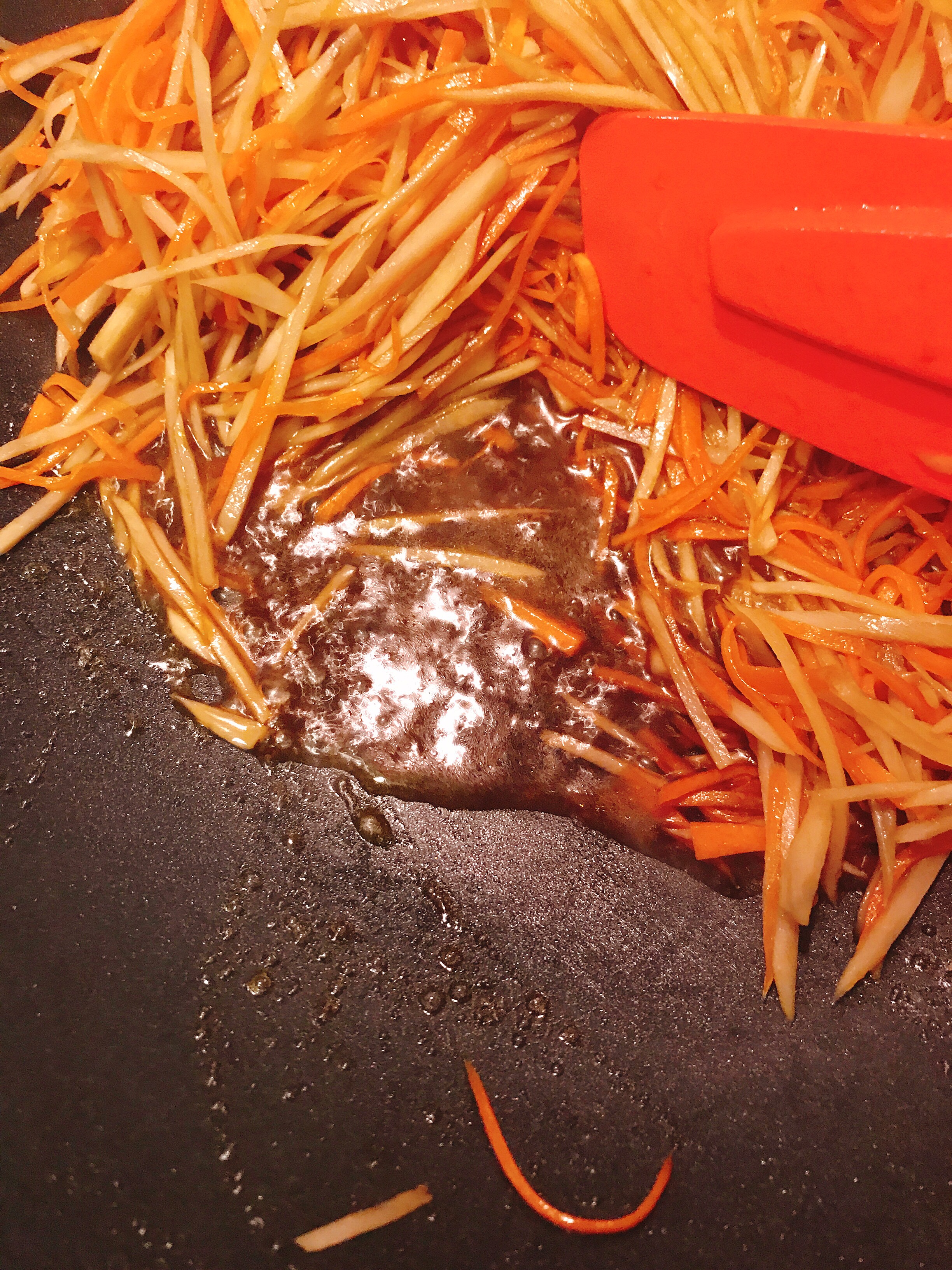 炒牛蒡紅蘿蔔絲的做法 步骤4