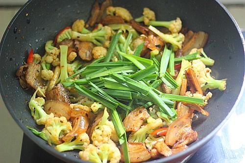 穿梭於千家萬戶的傳統名菜---『香辣幹鍋花菜』的做法 步骤19