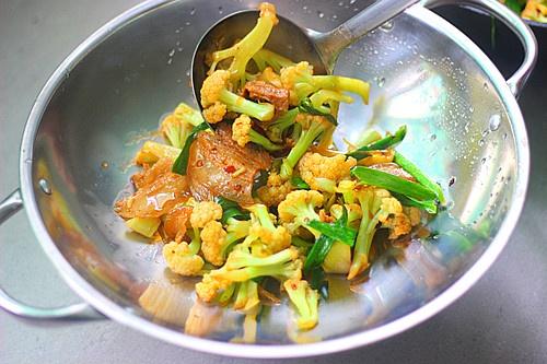 穿梭於千家萬戶的傳統名菜---『香辣幹鍋花菜』的做法 步骤21