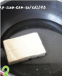 香椿苗拌嫩豆腐的做法 步骤2