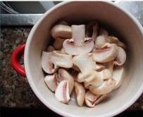 土豆蘑菇臘味飯的做法 步骤3