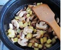 土豆蘑菇臘味飯的做法 步骤6