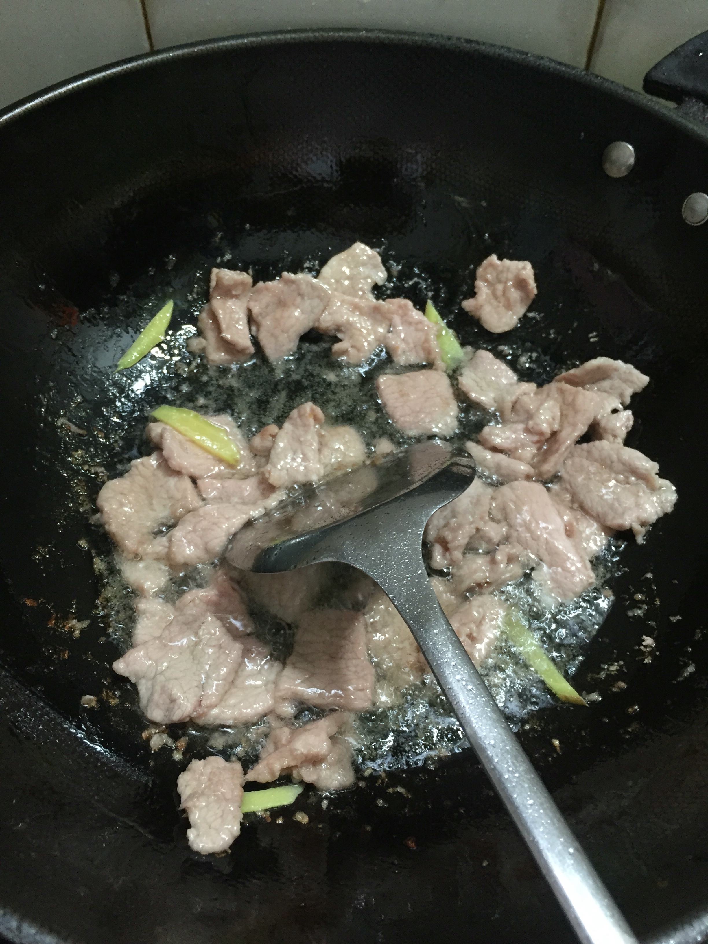 平菇炒肉的做法 步骤1