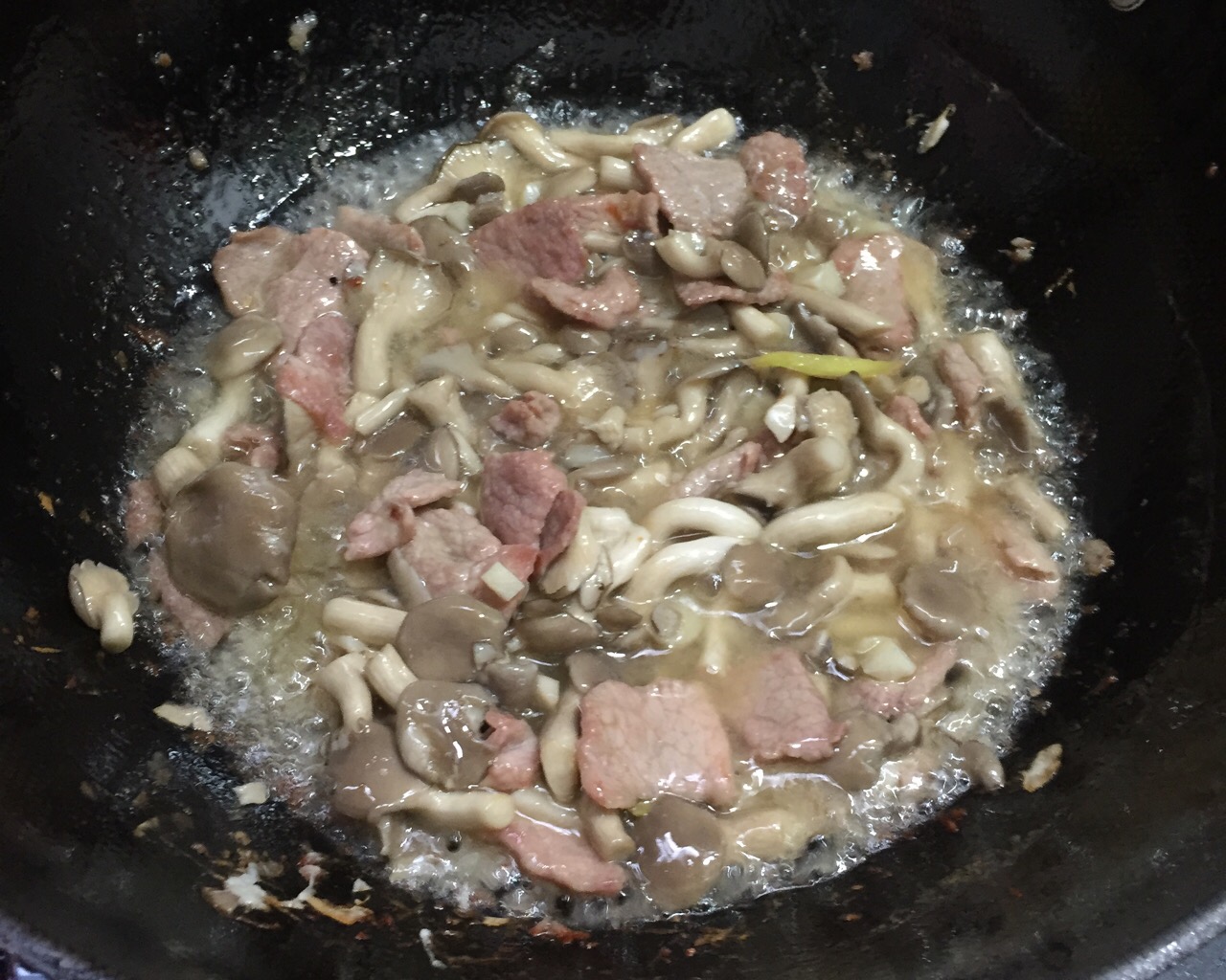 平菇炒肉的做法 步骤3