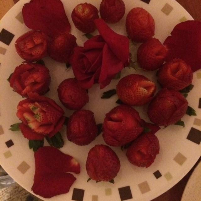 草莓玫瑰。情人節快樂的做法 步骤1