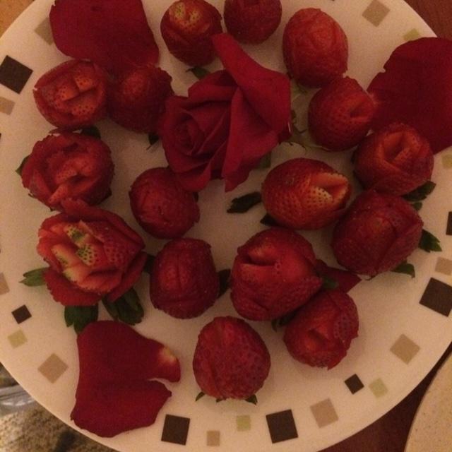 草莓玫瑰。情人節快樂的做法 步骤2