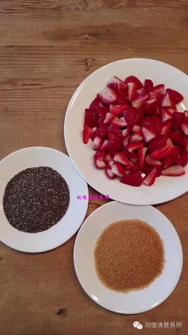 草莓奇亞籽果醬的做法 步骤1