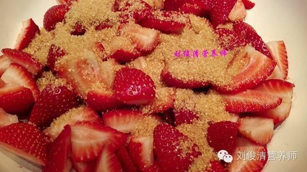 草莓奇亞籽果醬的做法 步骤2