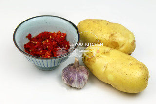 土豆傳奇—剁椒蒸土豆的做法 步骤1