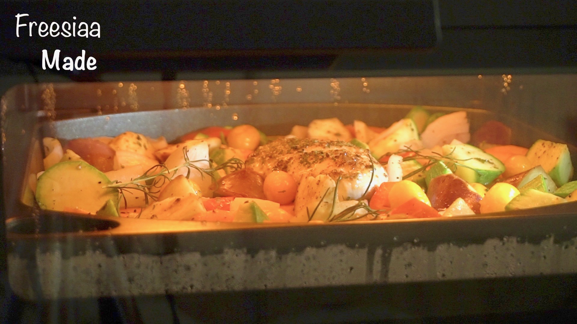【視訊】香草烤雞胸和蔬菜～烤箱必做菜的做法 步骤8