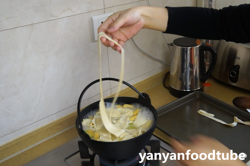 雞肉寬面火鍋 Chicken Noodle Hotpot的做法 步骤5