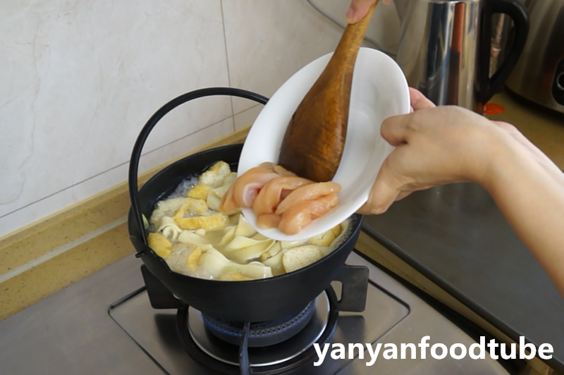 雞肉寬面火鍋 Chicken Noodle Hotpot的做法 步骤6