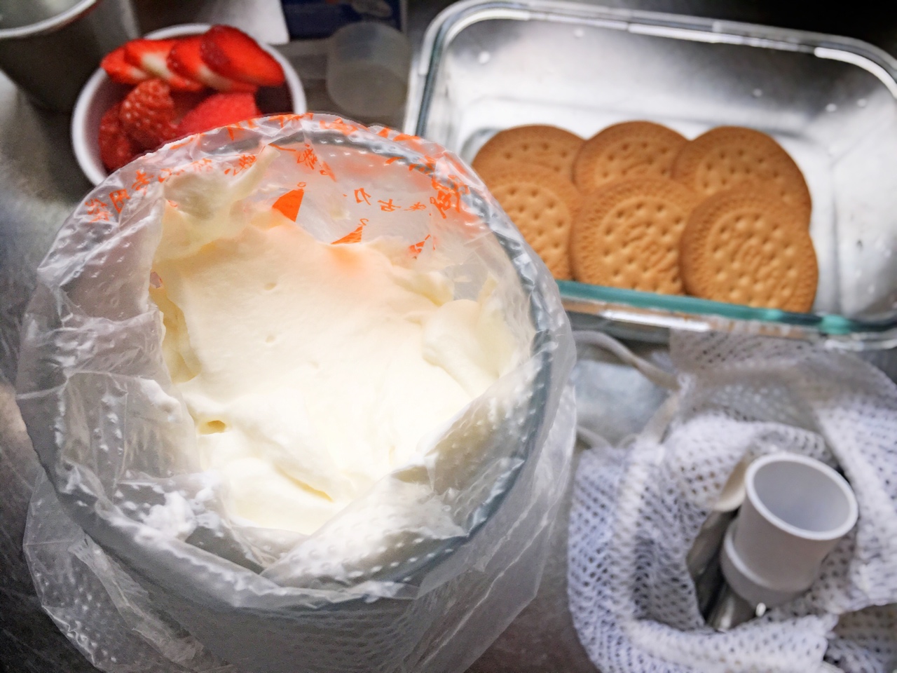 水果奶油餅乾蛋糕，超簡單又免烤哦！的做法 步骤4