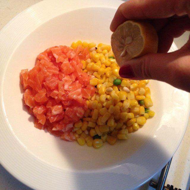 三文魚玉米沙拉的做法 步骤3