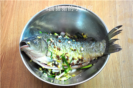 學做酒店招牌菜——祕製香酥鯽魚的做法 步骤4